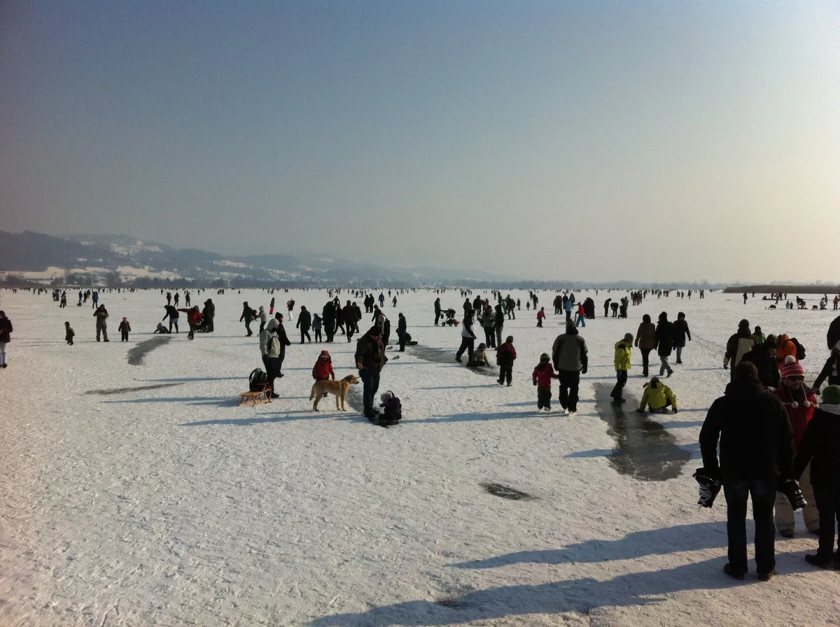 Menschen auf dem gefrorenen Pfäffikersee.